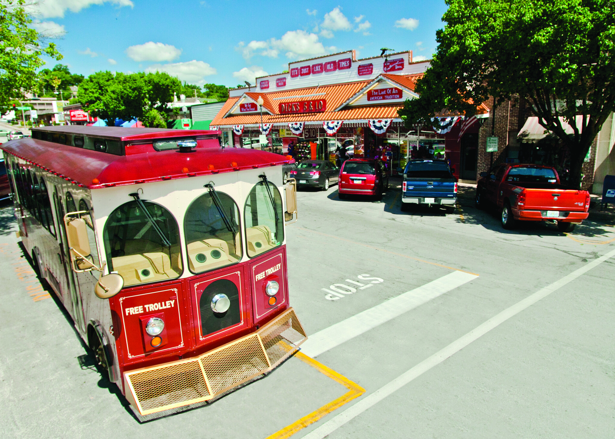 Branson_s_Historic_Downtown_Trolly_Shopping