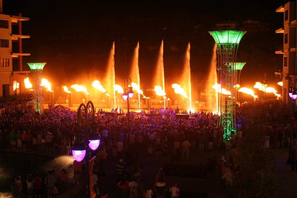 Branson_Landing_Fountain_Show_at_Night